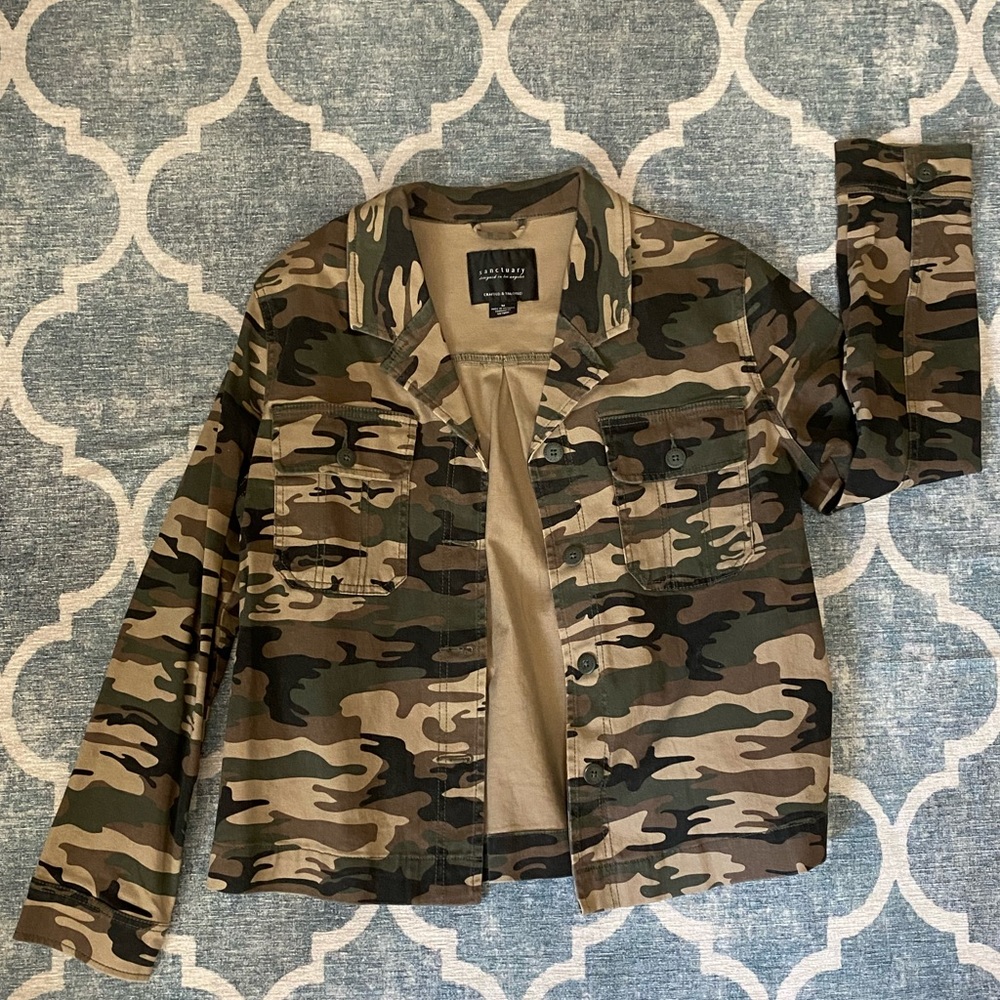 Sanctuary an Anthropologie brand. Camouflage shirt jacket / shacket. Size M.